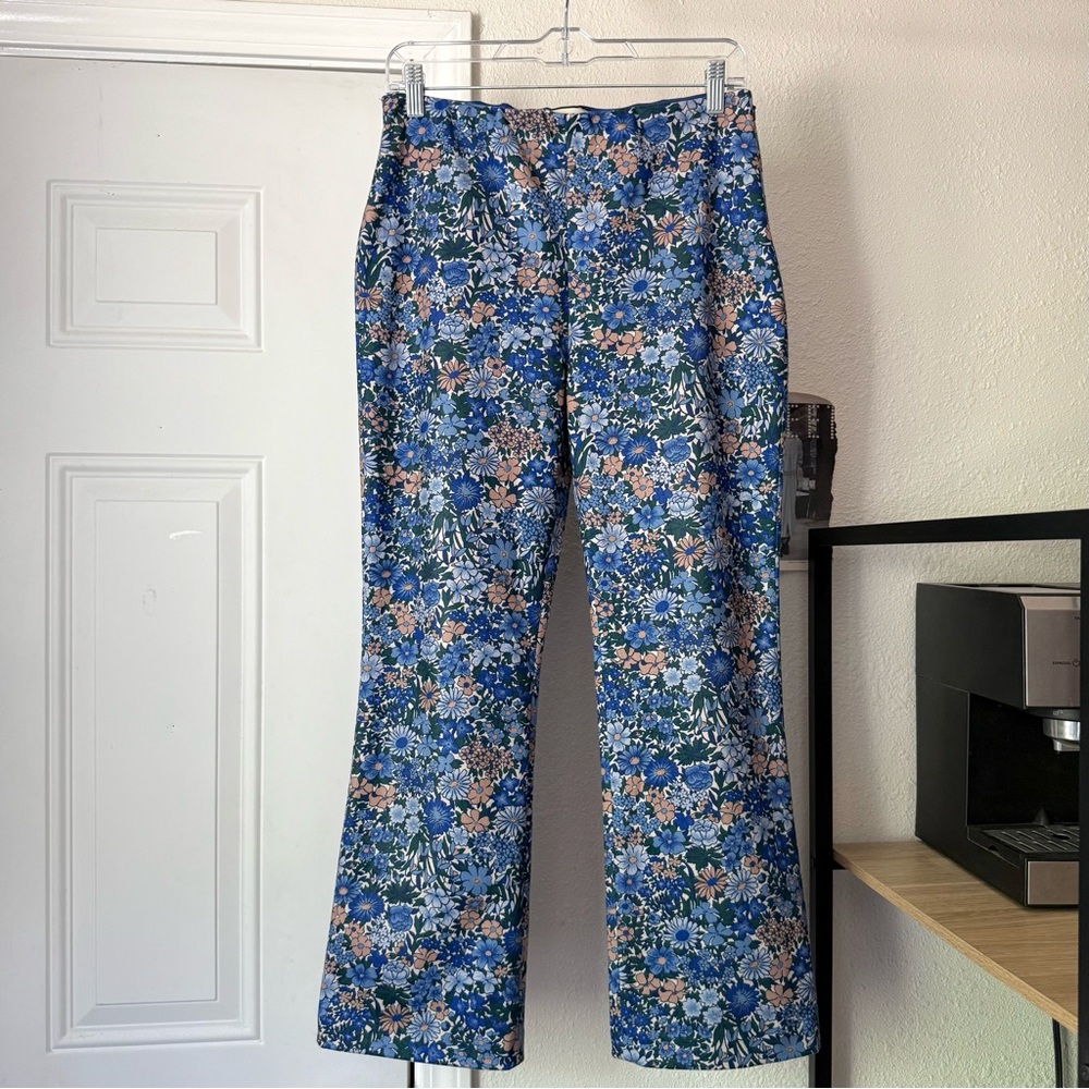 TUCKERNUCK blue floral elastic waist pull‎ on soft boot cut cropped pants
